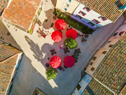 Château Castigno, Assignan, Terrace La Table Castigno restaurant in Assignan Gourmet Restaurant Hérault