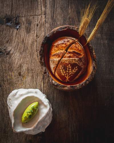 Pain maison &amp; beurre aux herbes du jardin 