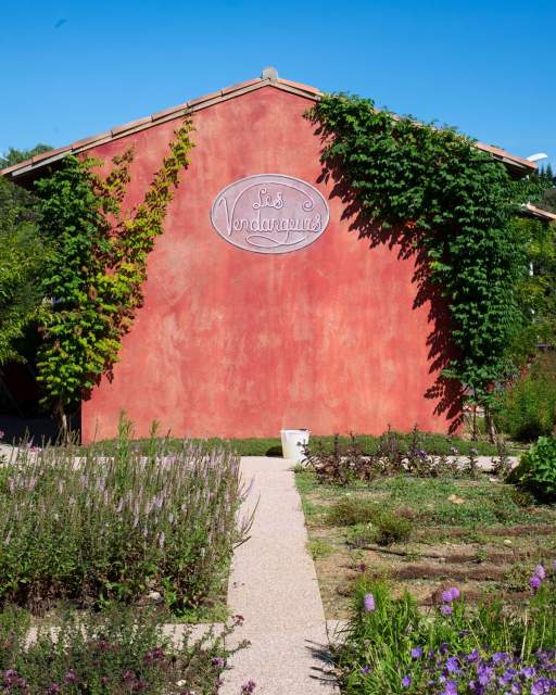 Village Castigno hôtel insolite atypique occitanie hérault béziers narbonne 