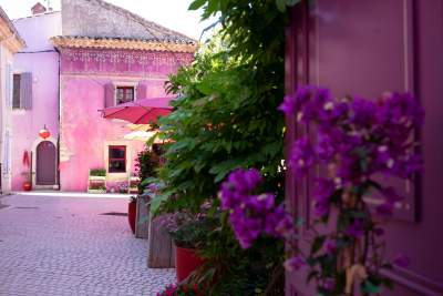 Rue village, Château Castigno - Assignan Nuit insolite en amoureux en Occitanie