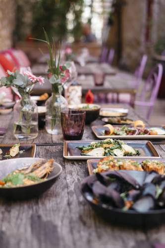 Laid table, Château Castigno Restaurant Assignan (34)