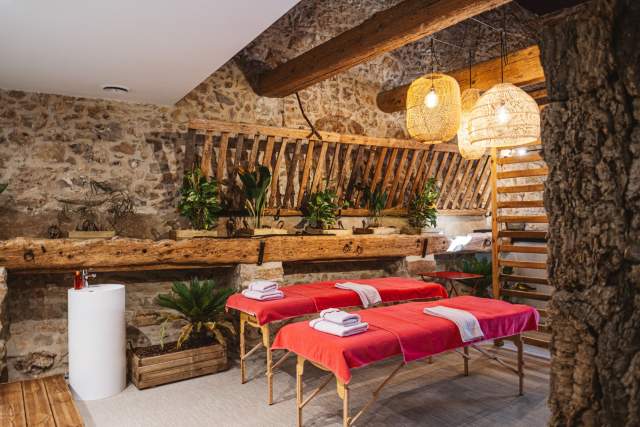 Château Castigno, Assignan, Massage tables